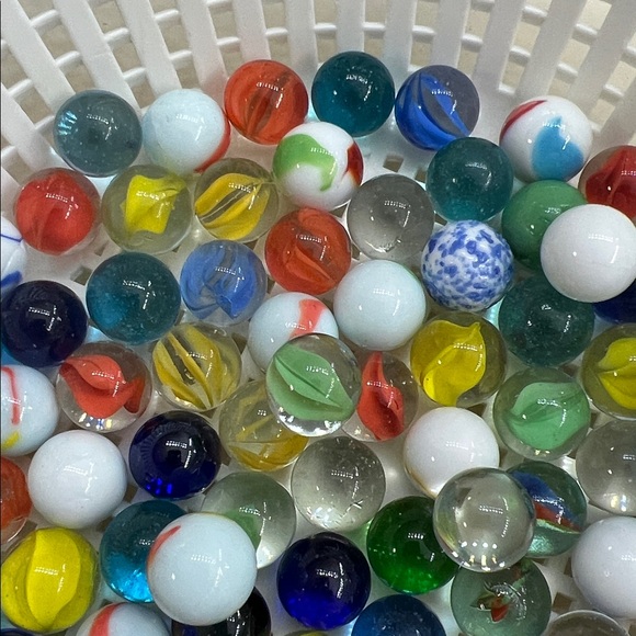 #6 Vintage Marbles Over 100 ESTATE FIND Shooters Iridescent Superman Confetti - Picture 5 of 11